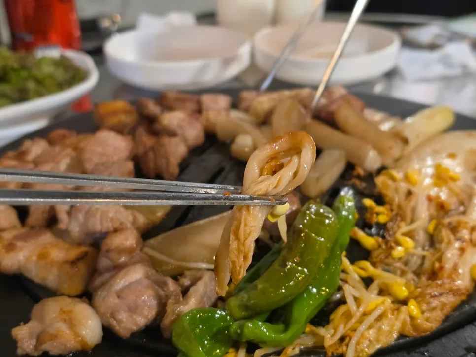 Chewy pork skin with charcoal aroma