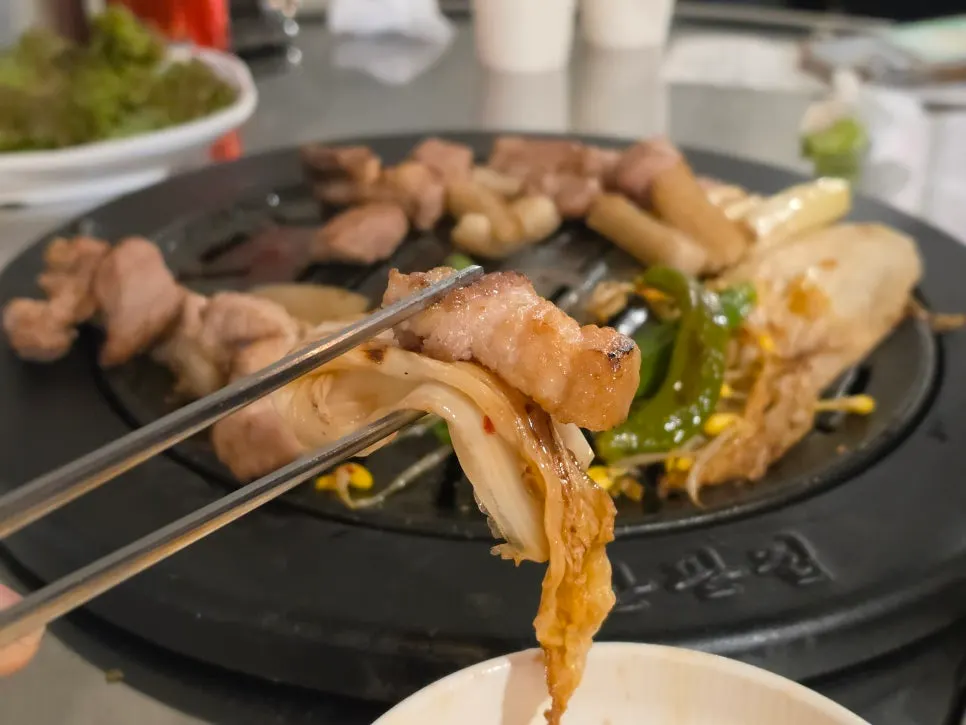Grilled pork skin and side dishes