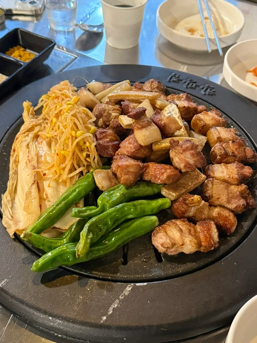 초벌구이로 나온 한판 小 600g 숙성꽃삼겹과 꽃목살