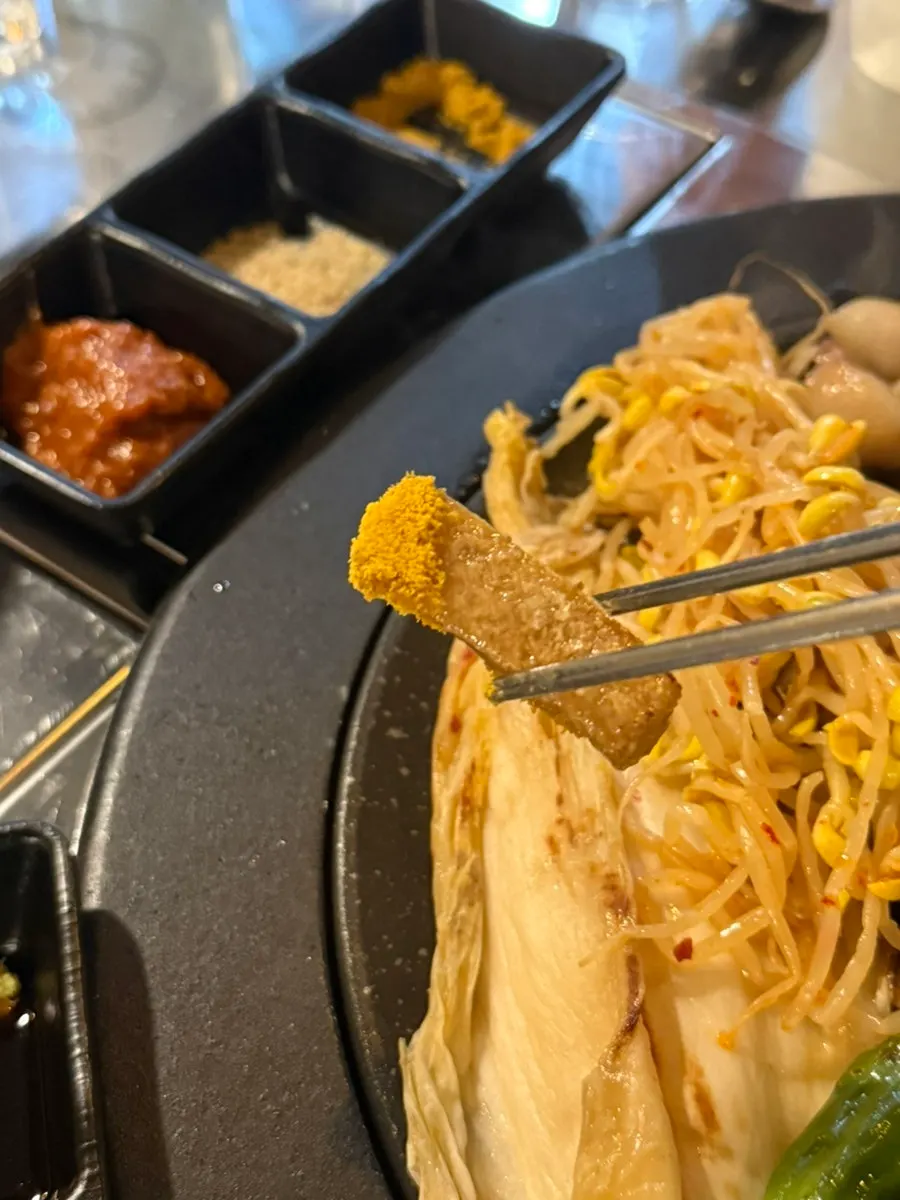 불판에서 마무리로 구워지는 두툼한 꽃삼겹