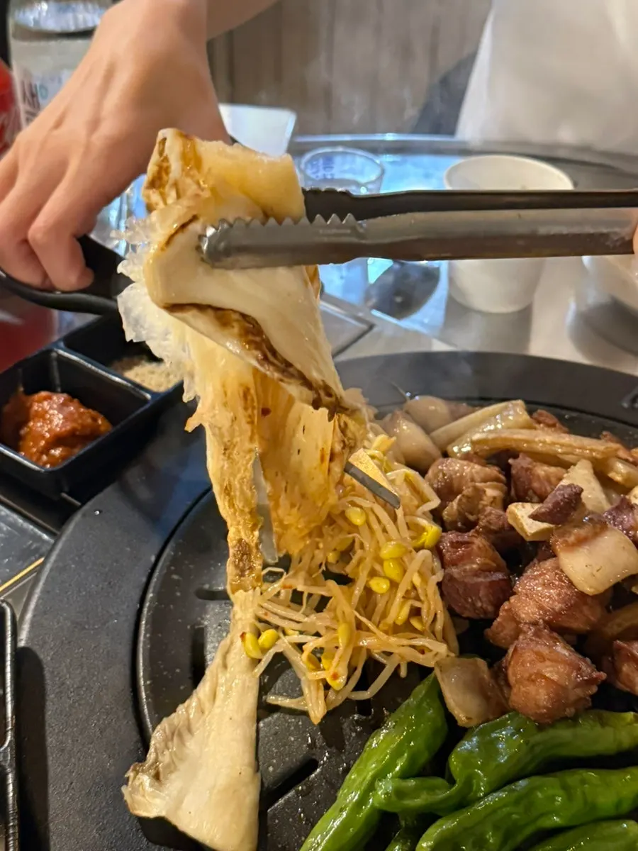 여러 종류 소스가 담긴 접시