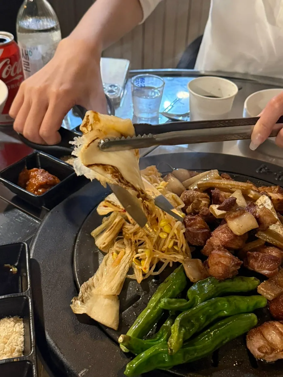 소스에 찍은 꽃삼겹 한 점