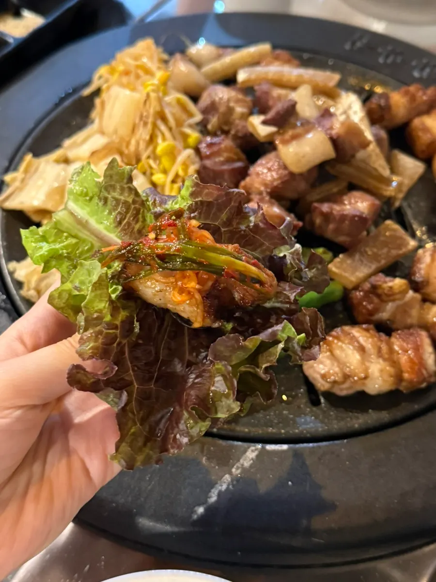고기와 함께 곁들인 소주 한 잔
