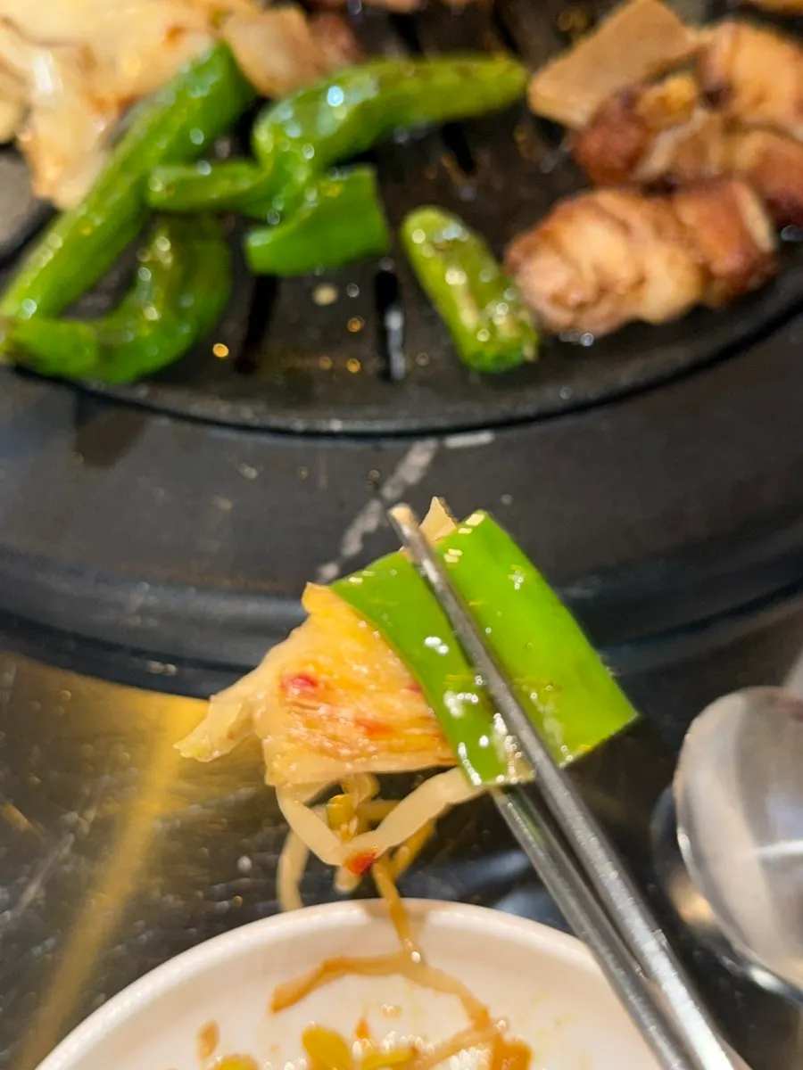 치즈가 올라간 김치볶음밥 한 숟갈