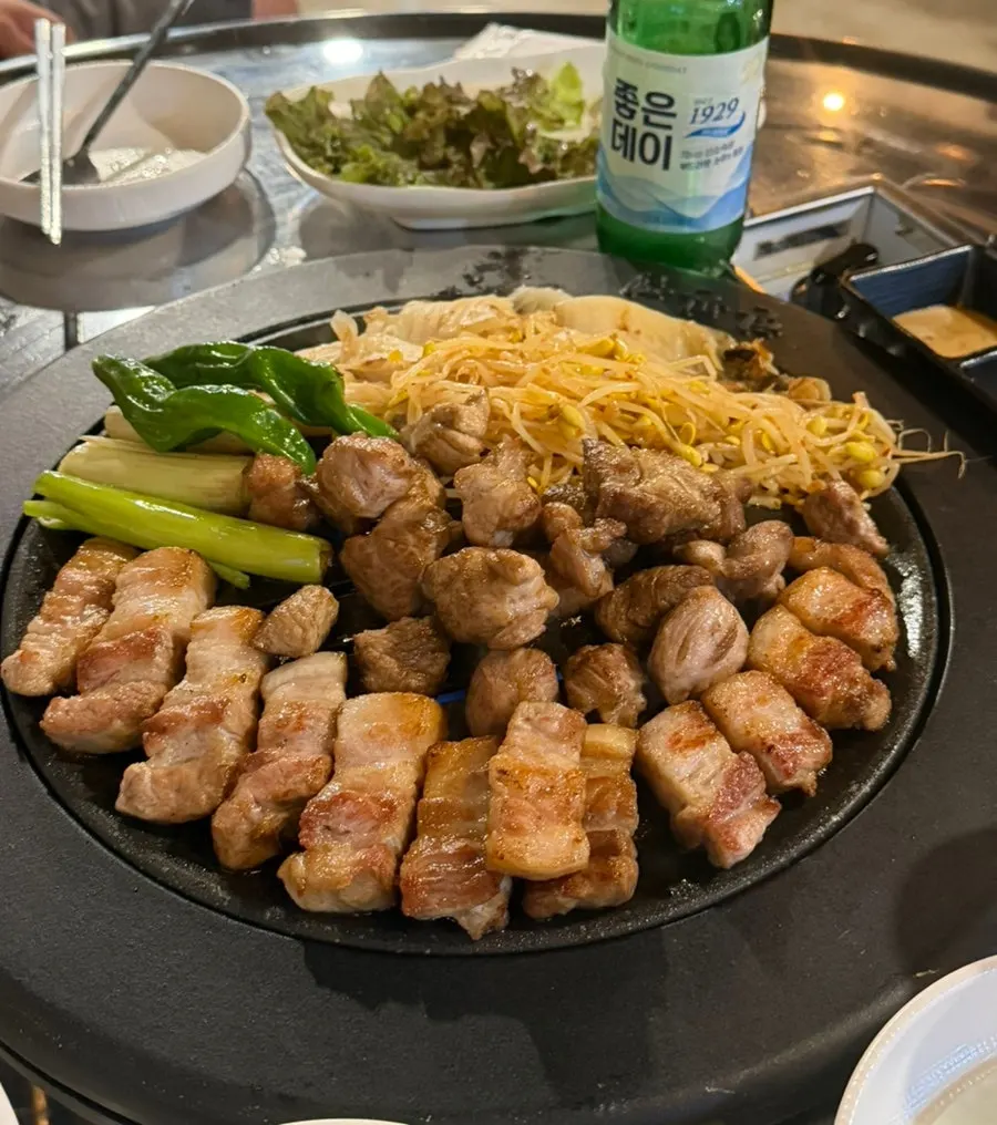 고기 한 판과 곁들인 소주 한 잔