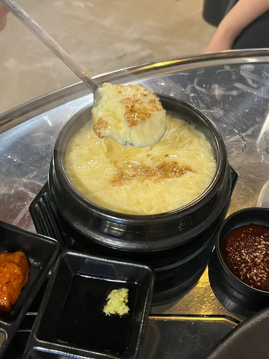 참기름 향과 깨를 올린 서비스 계란찜