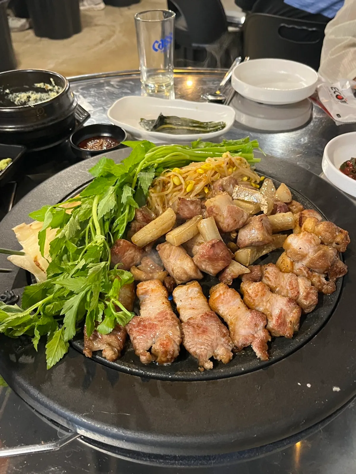 주방 앞에서 구워주는 고기