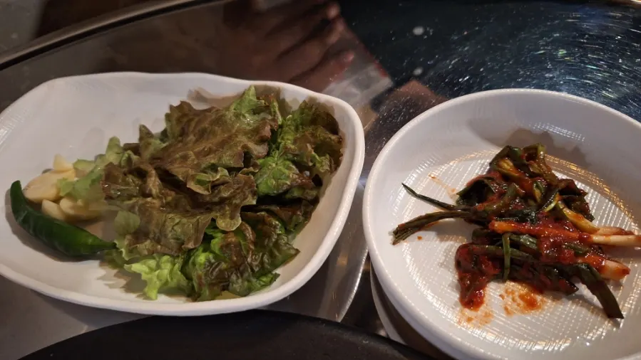 Lettuce, seasoned scallions, and other meat side dishes