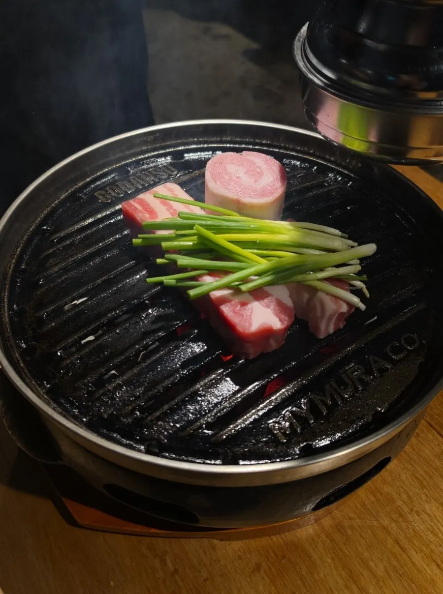 불판 위 삼겹살과 항정살