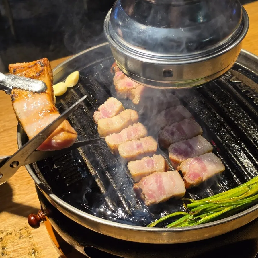 전문 그릴러가 굽는 돼지고기