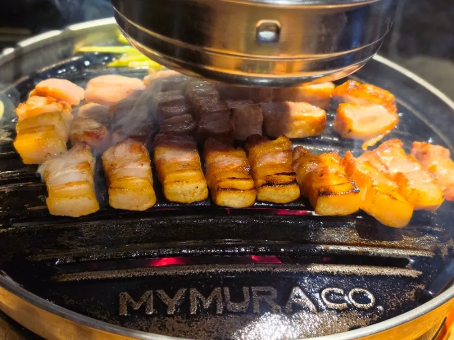 구워지는 삼겹살과 항정살