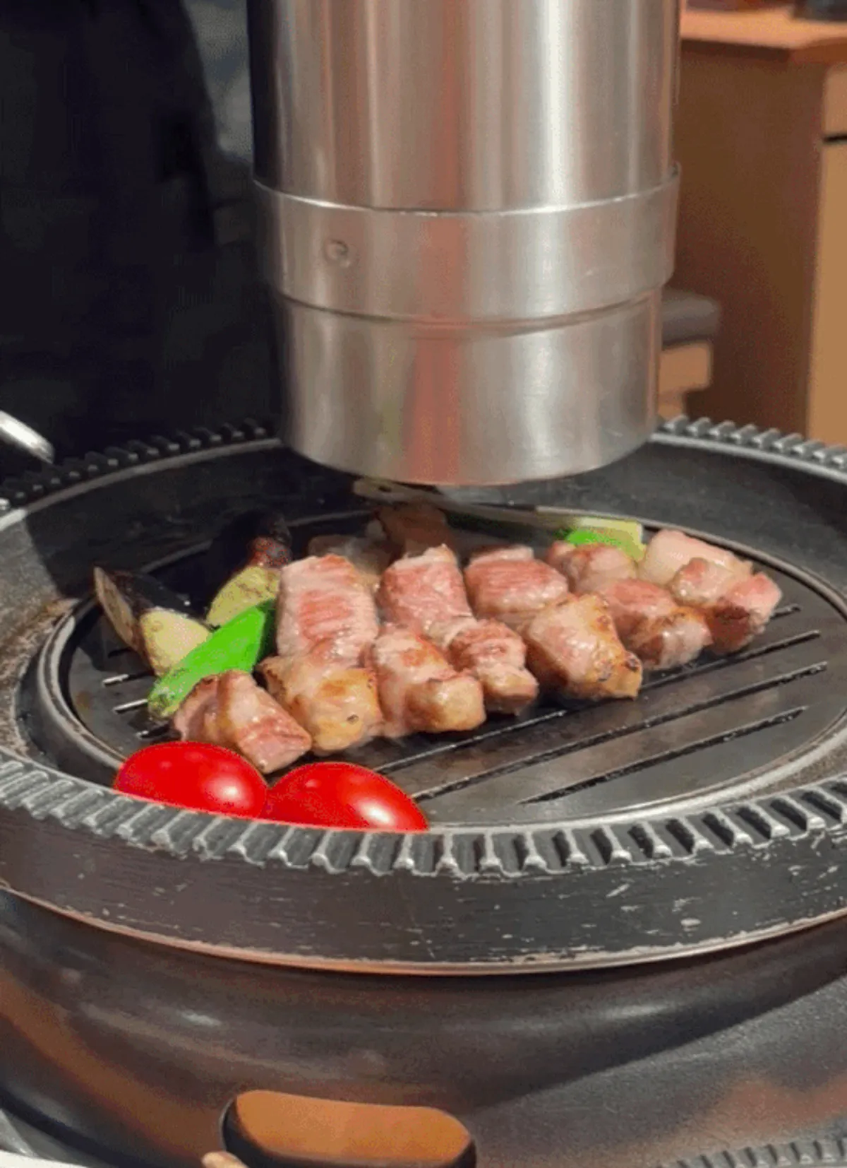 두툼하게 나온 삼겹살과 목살, 곁들임 야채
