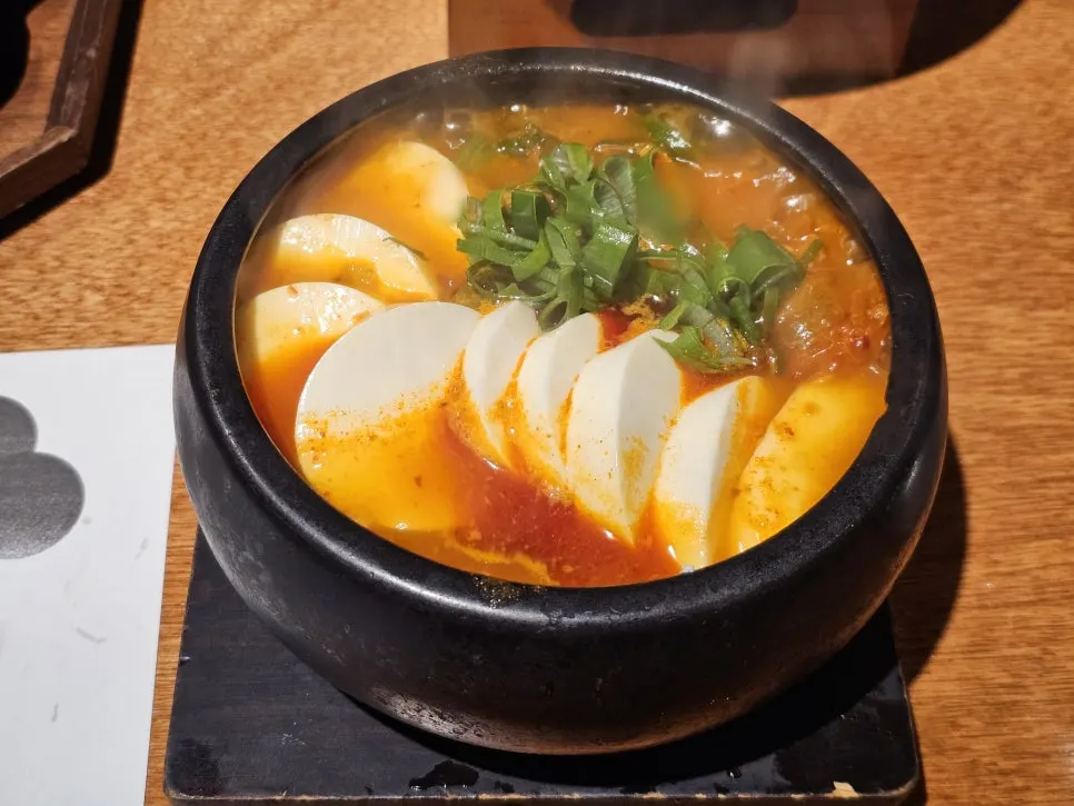 팔팔 끓는 항아리 순두부찌개와 밥