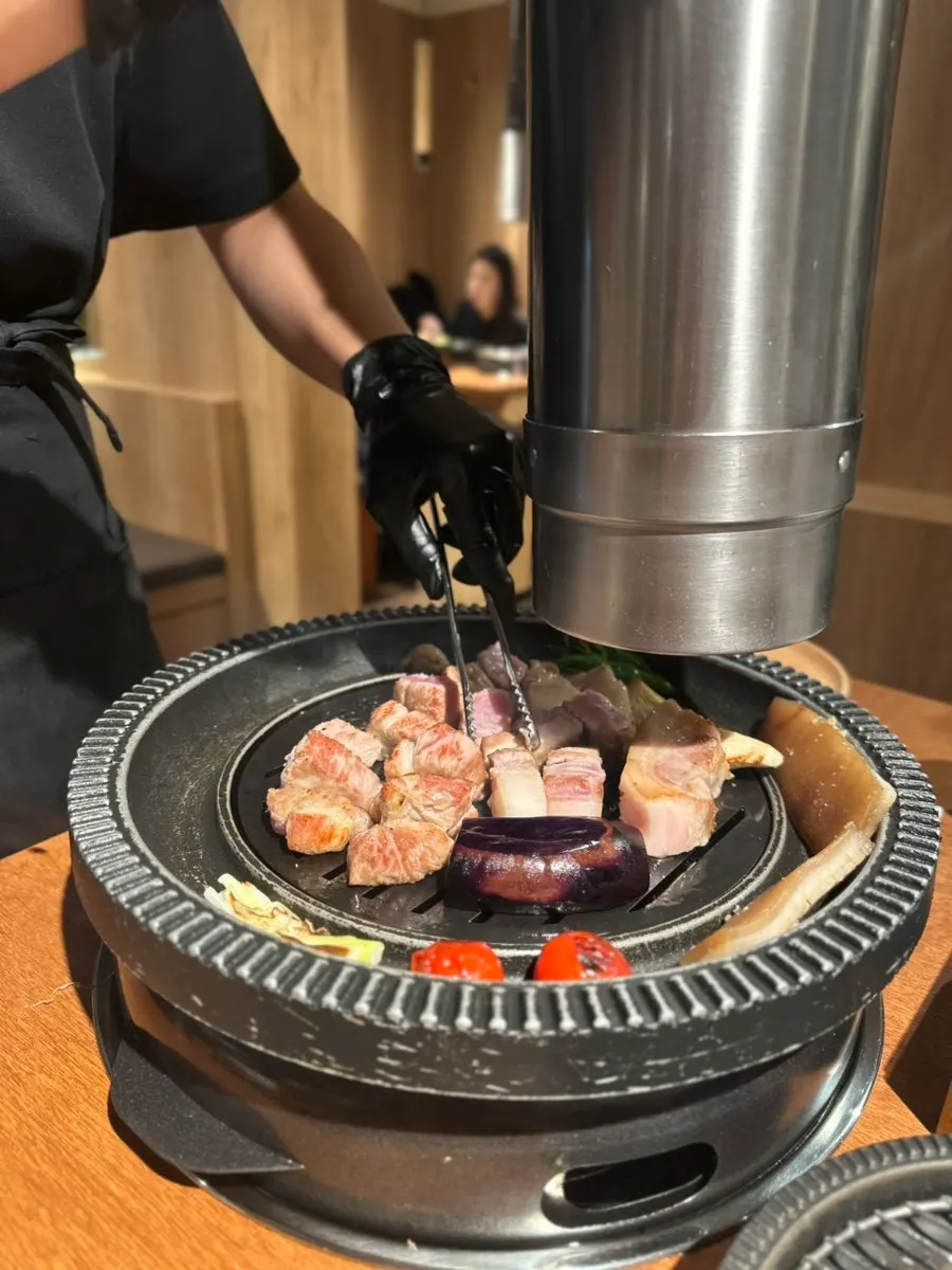 안민 중동 그릴링 서비스 장면