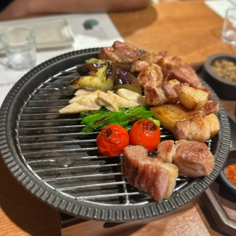 쯔란과 곁들인 구운 돼지고기