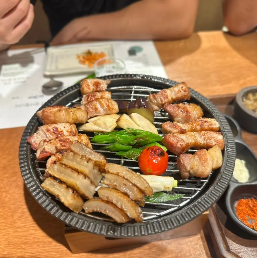 미니화로에 올린 구운 고기