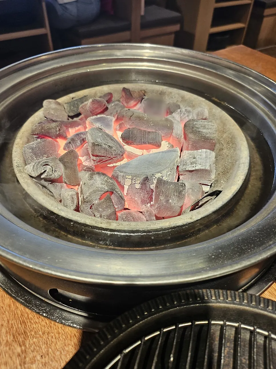깔끔하게 정돈된 테이블과 불판