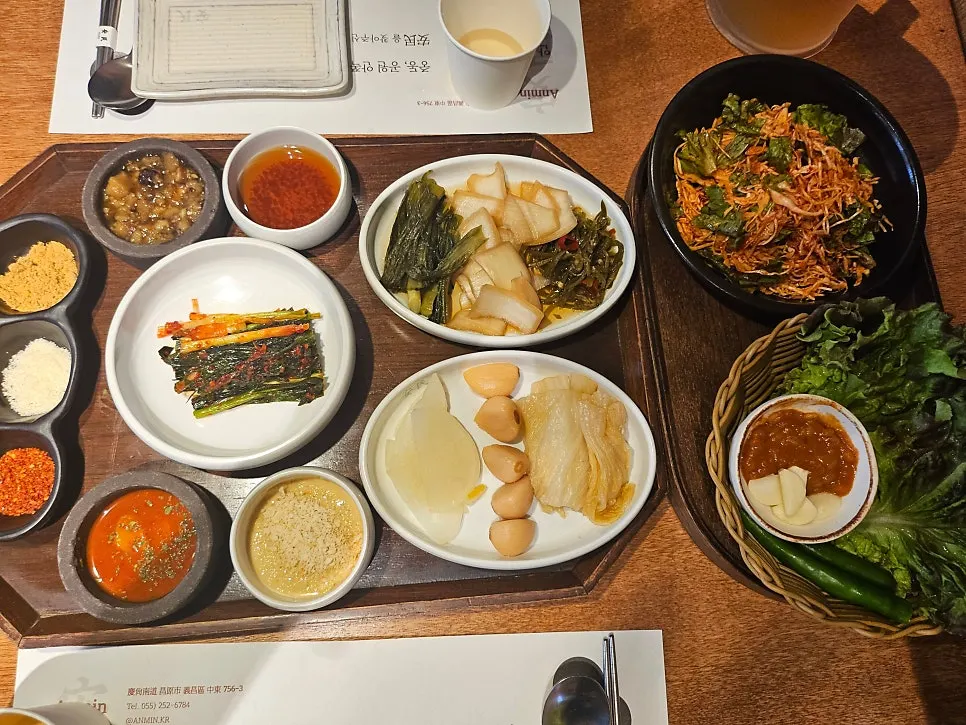 두툼하게 썰려 나온 생돼지 통목살