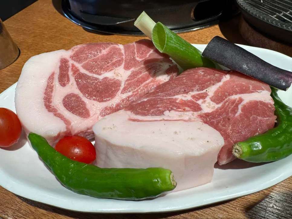불판에 올려 겉면을 익히는 통목살