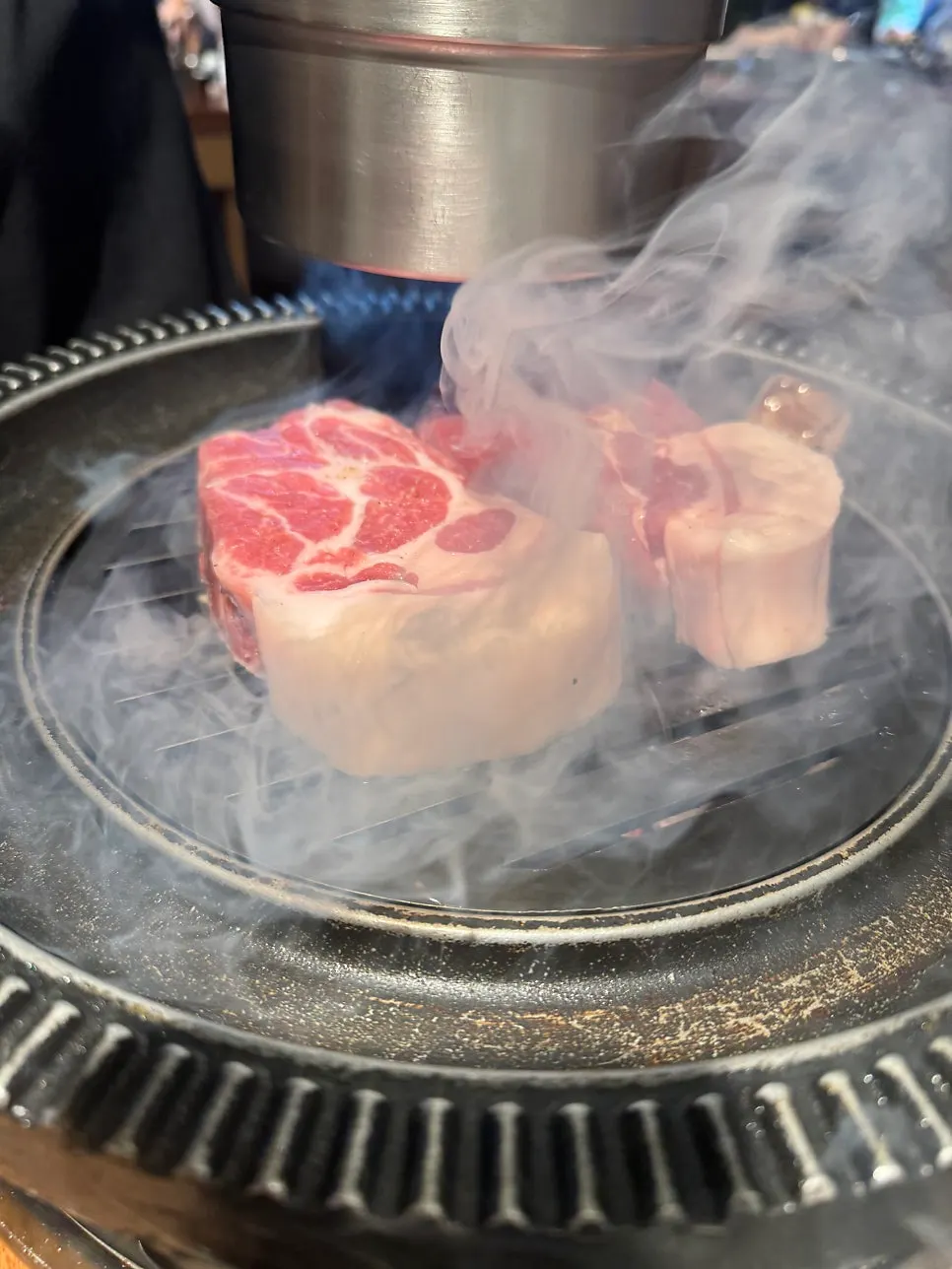 직원이 통목살을 뒤집어 굽는 모습