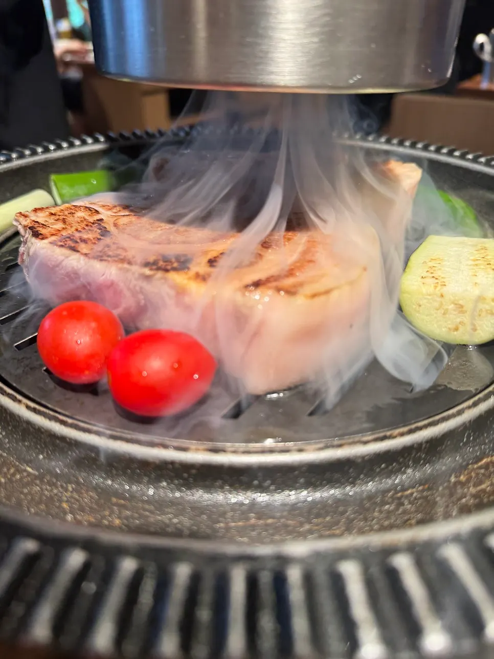 노릇하게 익어가는 통목살 덩어리