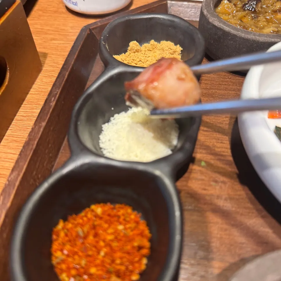 소금에 찍어 먹는 통목살 한 점