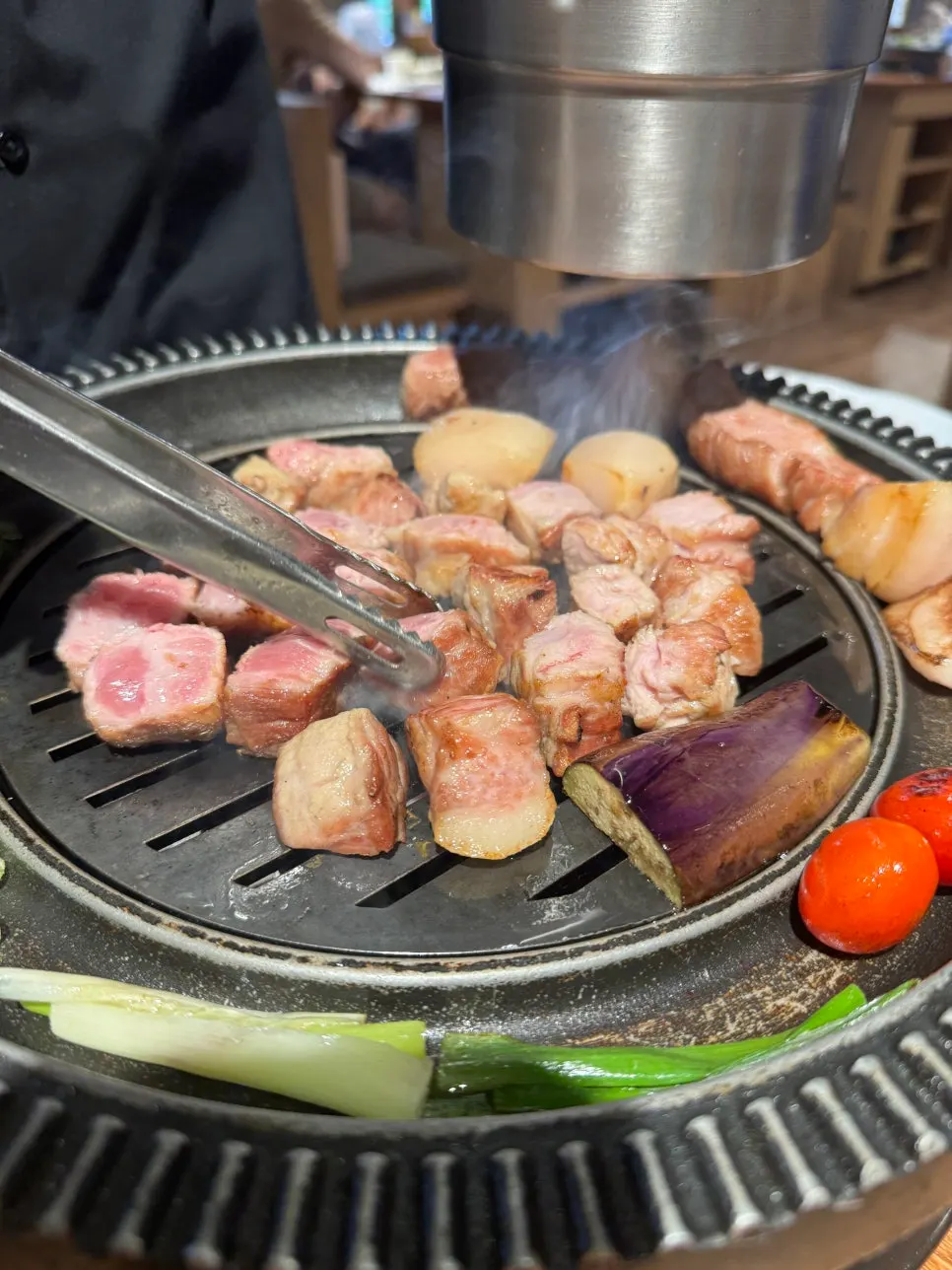 가족과 나눠 먹는 통목살 구이 상