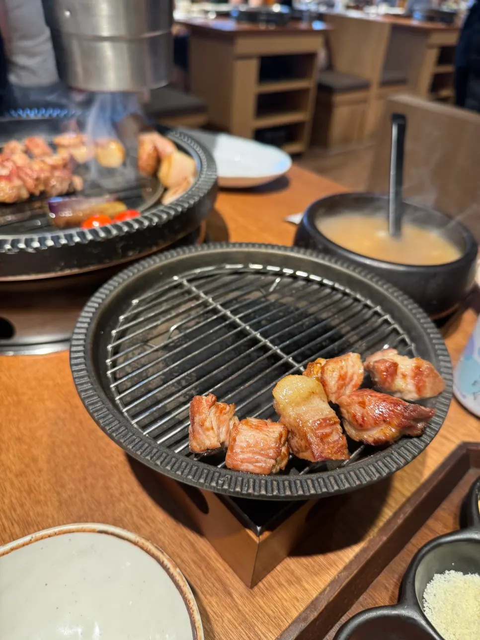 육즙이 살아 있는 통목살 단면
