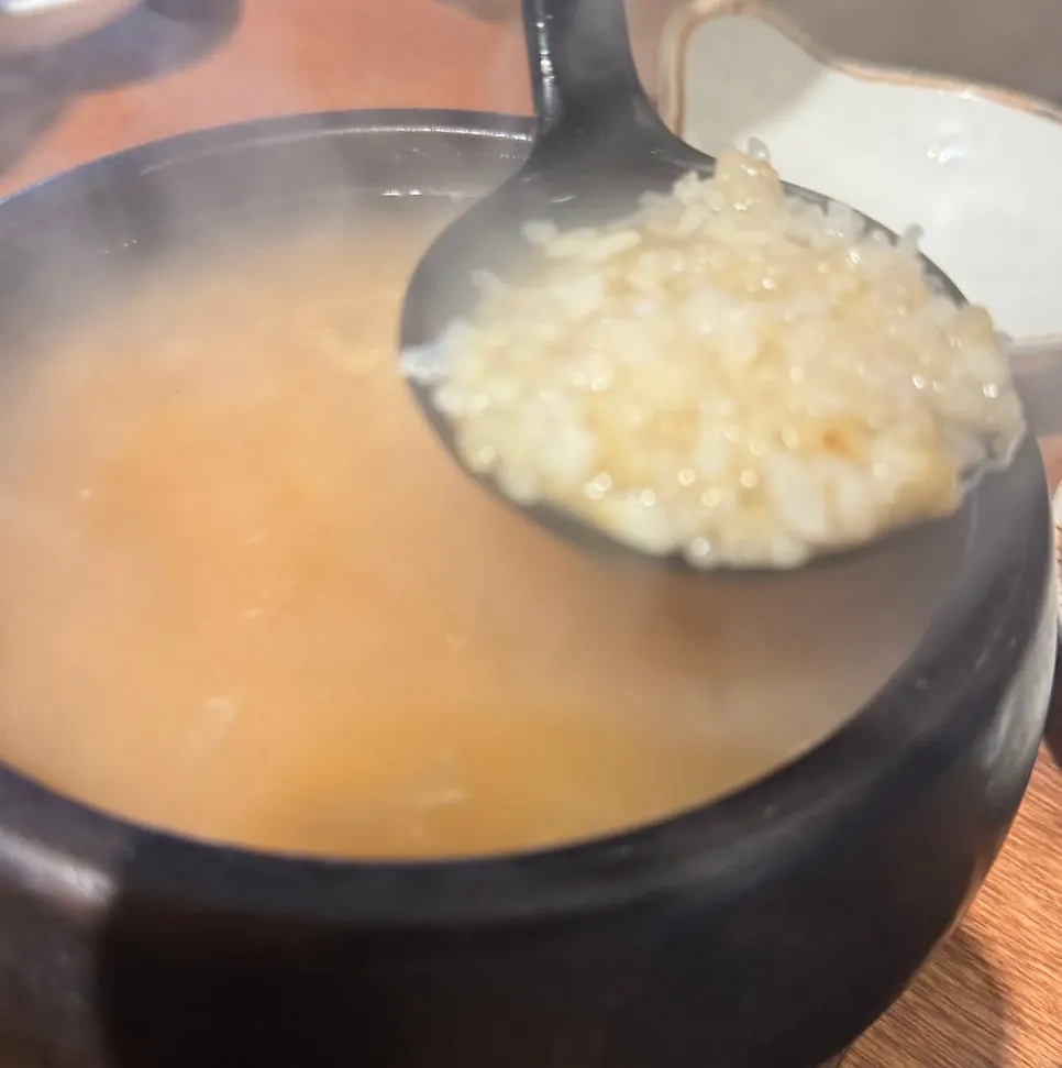 뚝배기에 담긴 찹쌀 누룽지탕