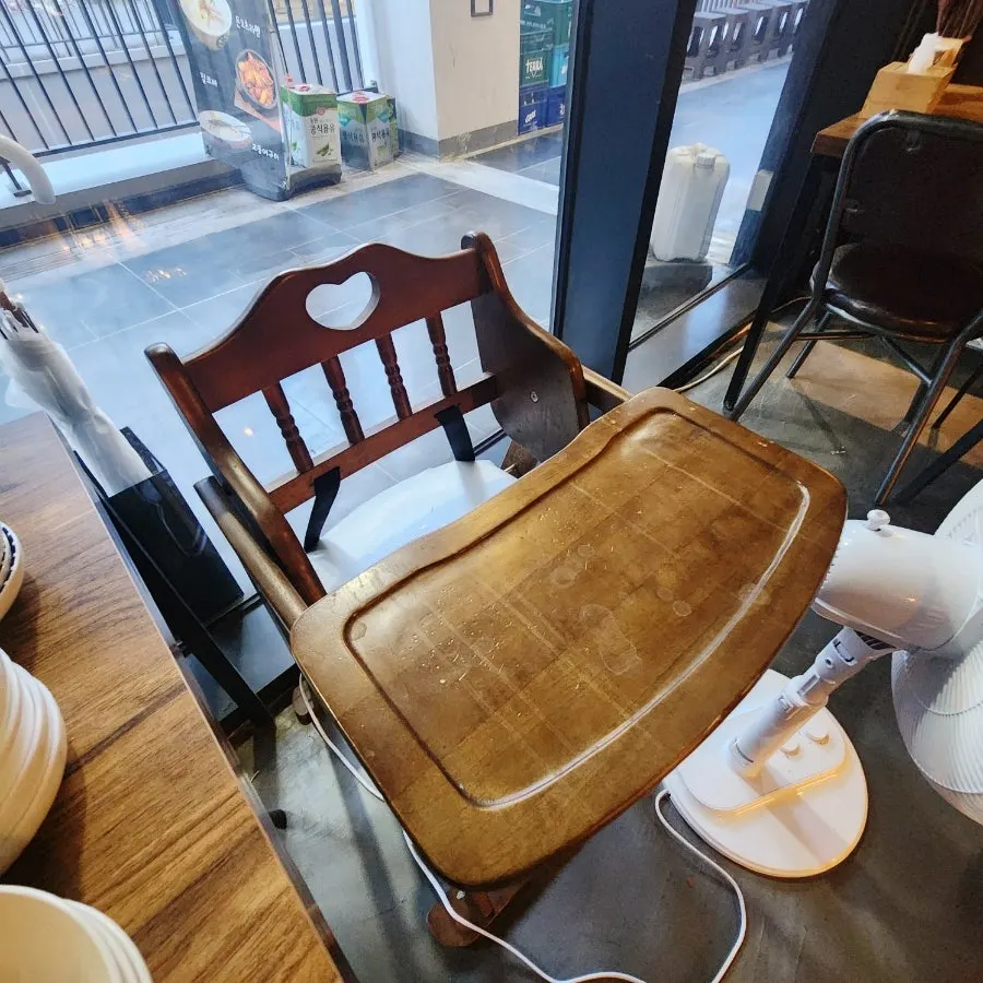 4인 테이블로 구성된 야키토리공 좌석