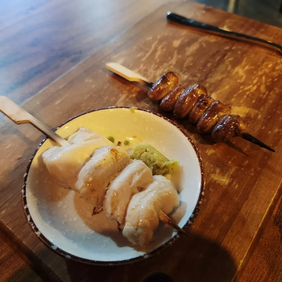 도마 위에 올려진 안심과 염통 꼬치