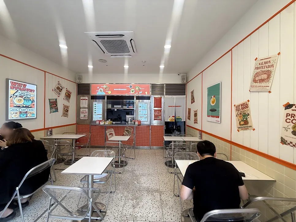 適合一個人用餐的店內桌面全景