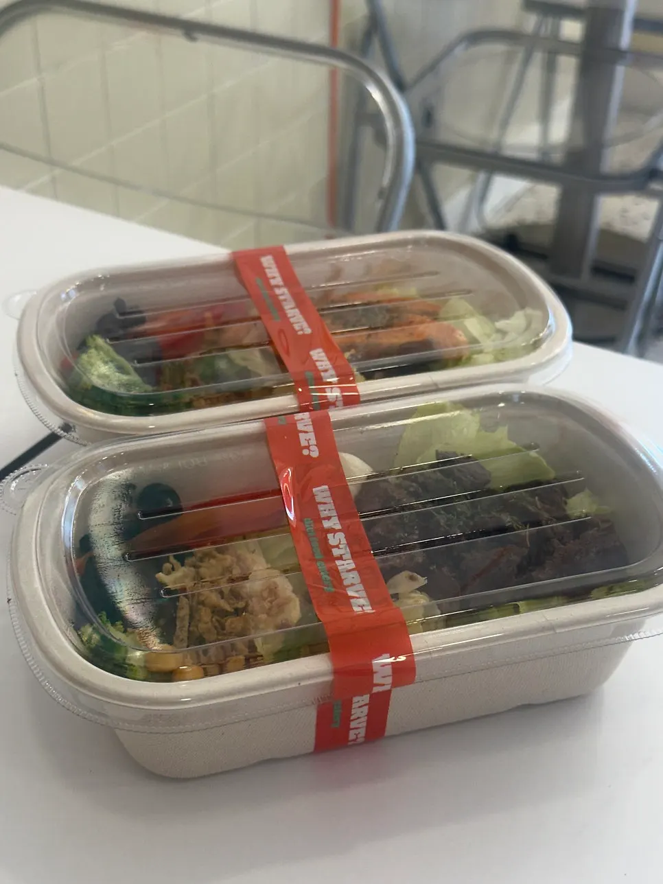 桌上擺放的鮭魚蛋白餐盒與牛肉蛋白餐盒