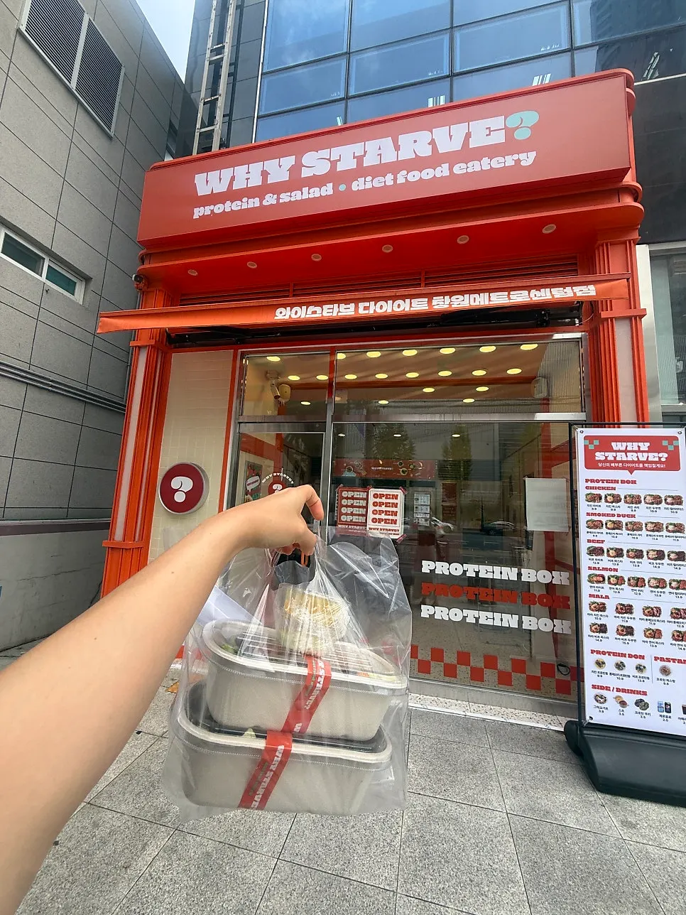 用餐完畢的蛋白餐盒與店內桌面