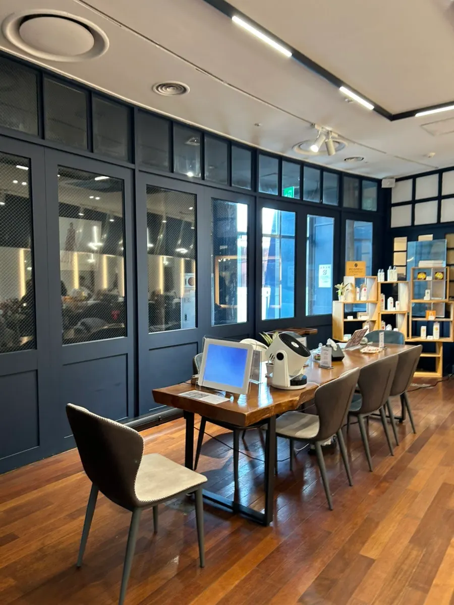 Inside VOG HAIR Changwon City Seven Branch