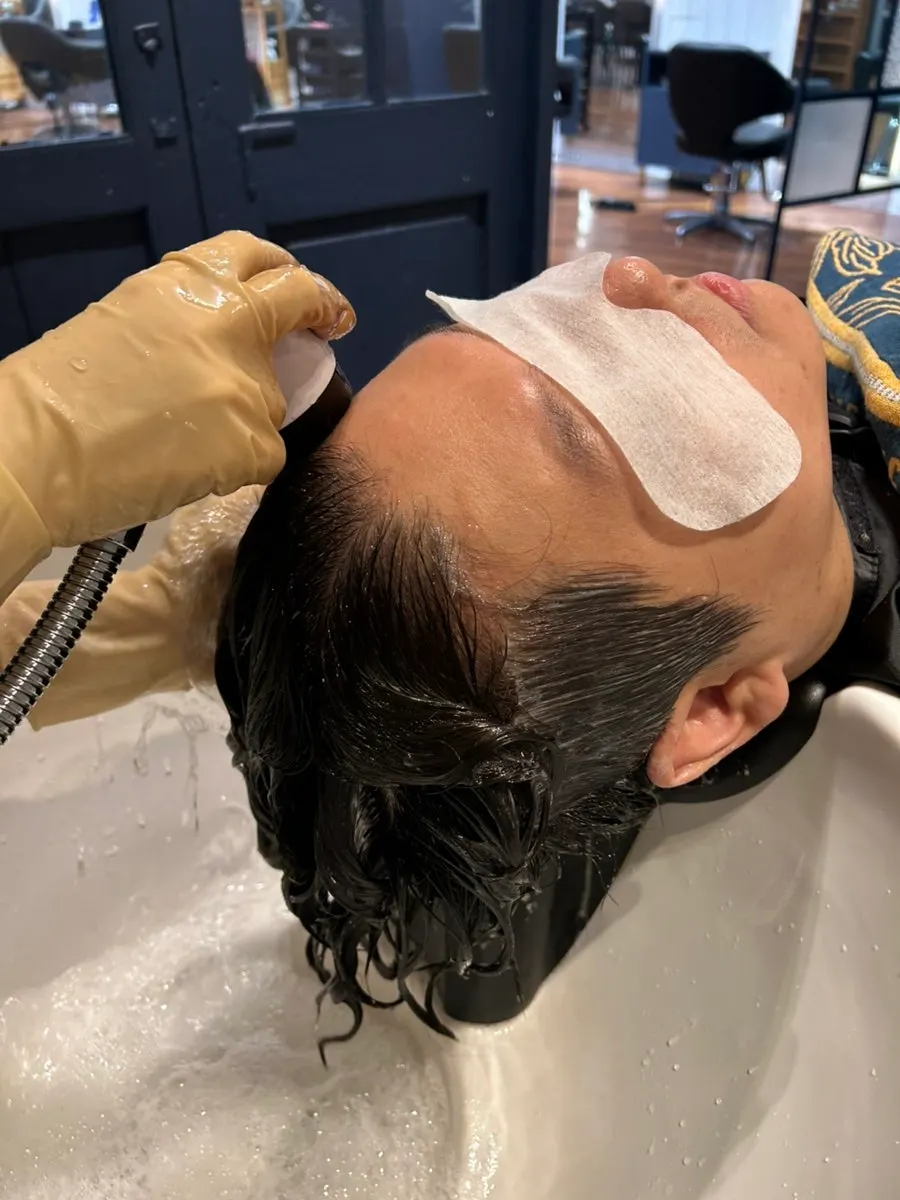 Scalp care in the shampoo room after the perm