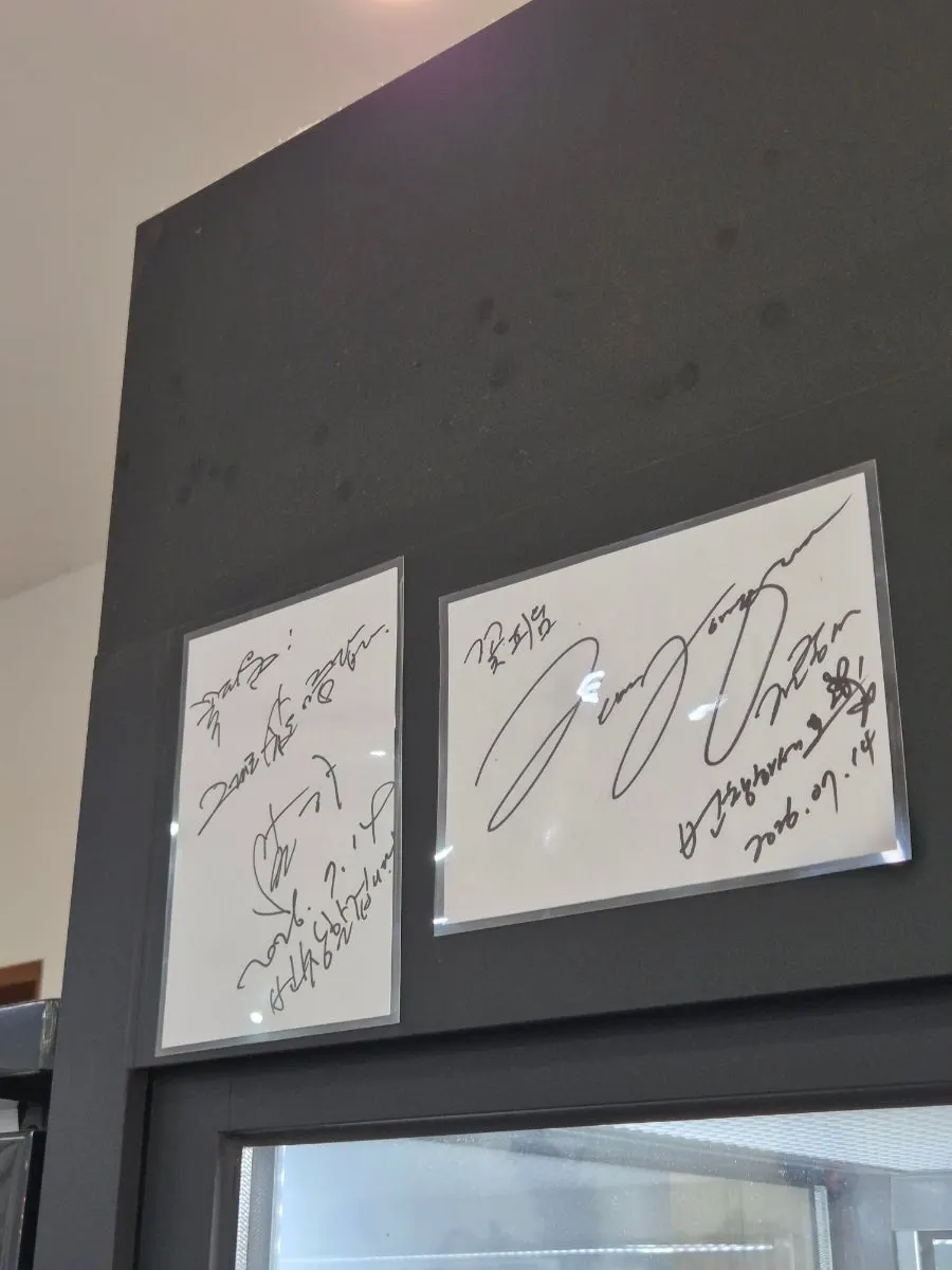 通过蓝色大门进入的花绽放店铺入口