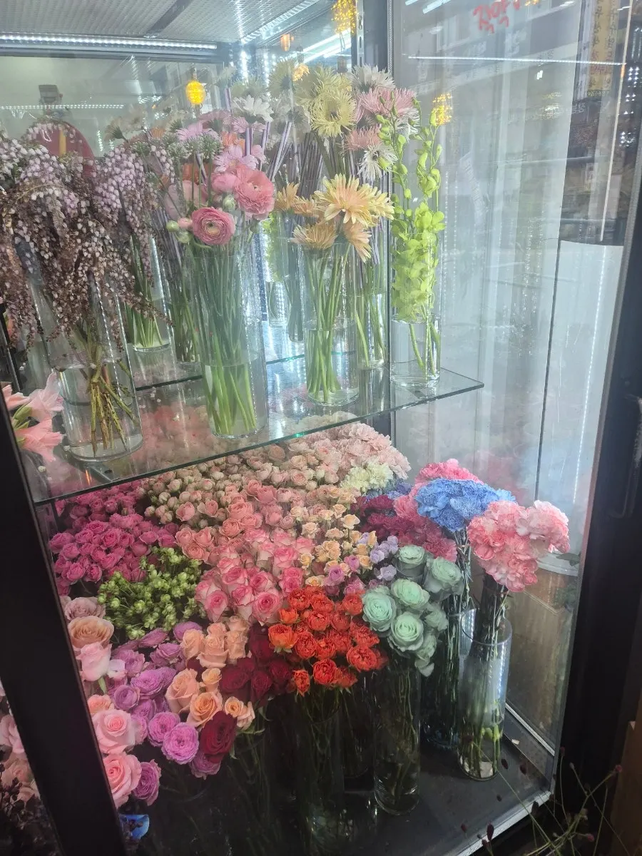 摆放着新鲜切花的花绽放冷藏展示柜
