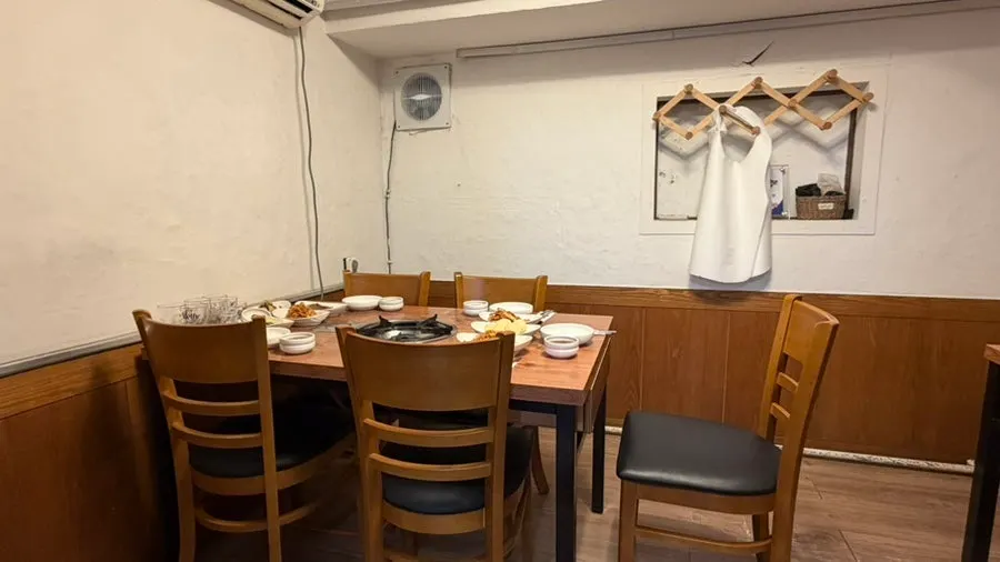 Room-like divided seating at Dwaeji Jogae Changwon Main Branch