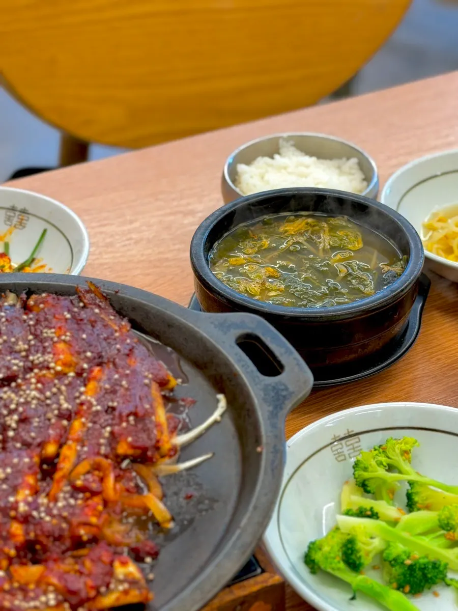 Eel soup served with a bowl of rice
