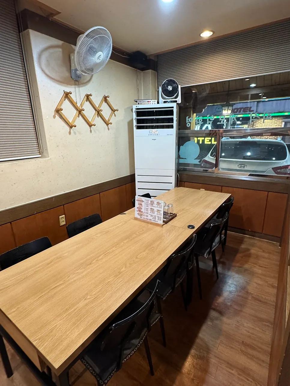편하게 식사할 수 있는 족발집 홀 좌석