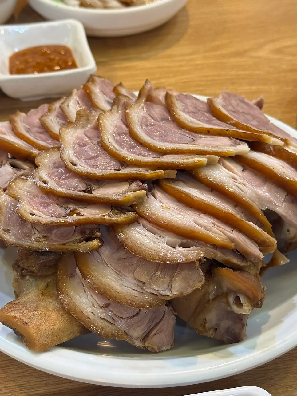 접시에 담겨 나온 오리지널 왕족발 소