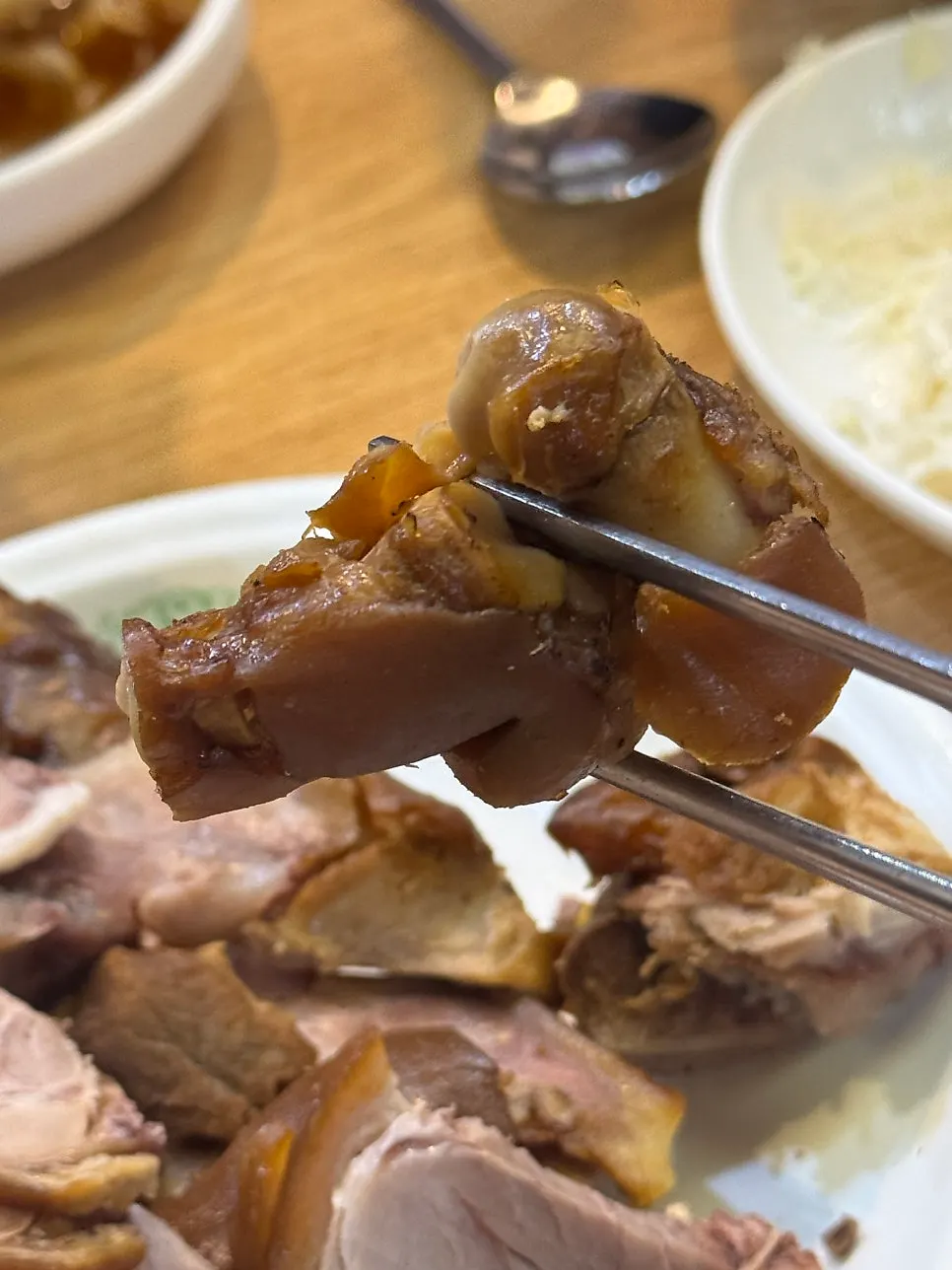 쫀득한 껍질이 보이는 족발 한 점