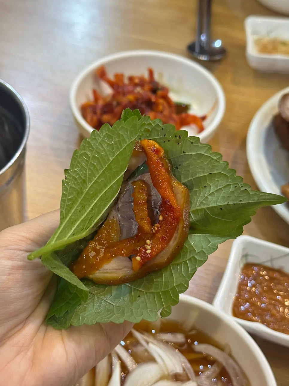 손으로 들고 뜯어먹는 왕족발