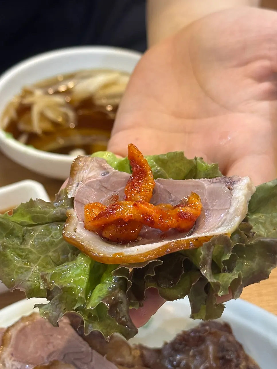 상추에 족발을 올린 쌈
