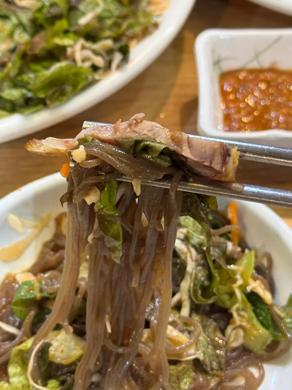 새콤매콤한 비빔막국수 한 젓가락