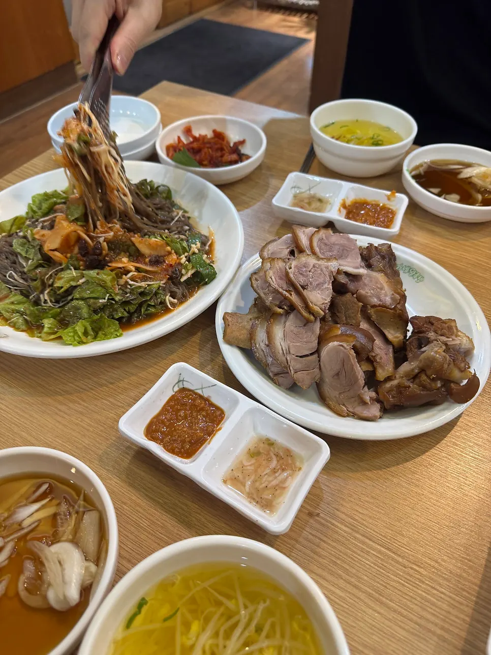 족발과 막국수를 함께 차린 상
