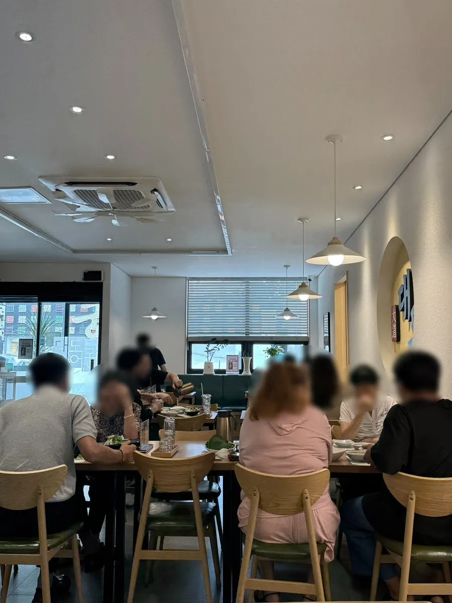 The interior of Daedo Jangeo, mostly 4-person tables