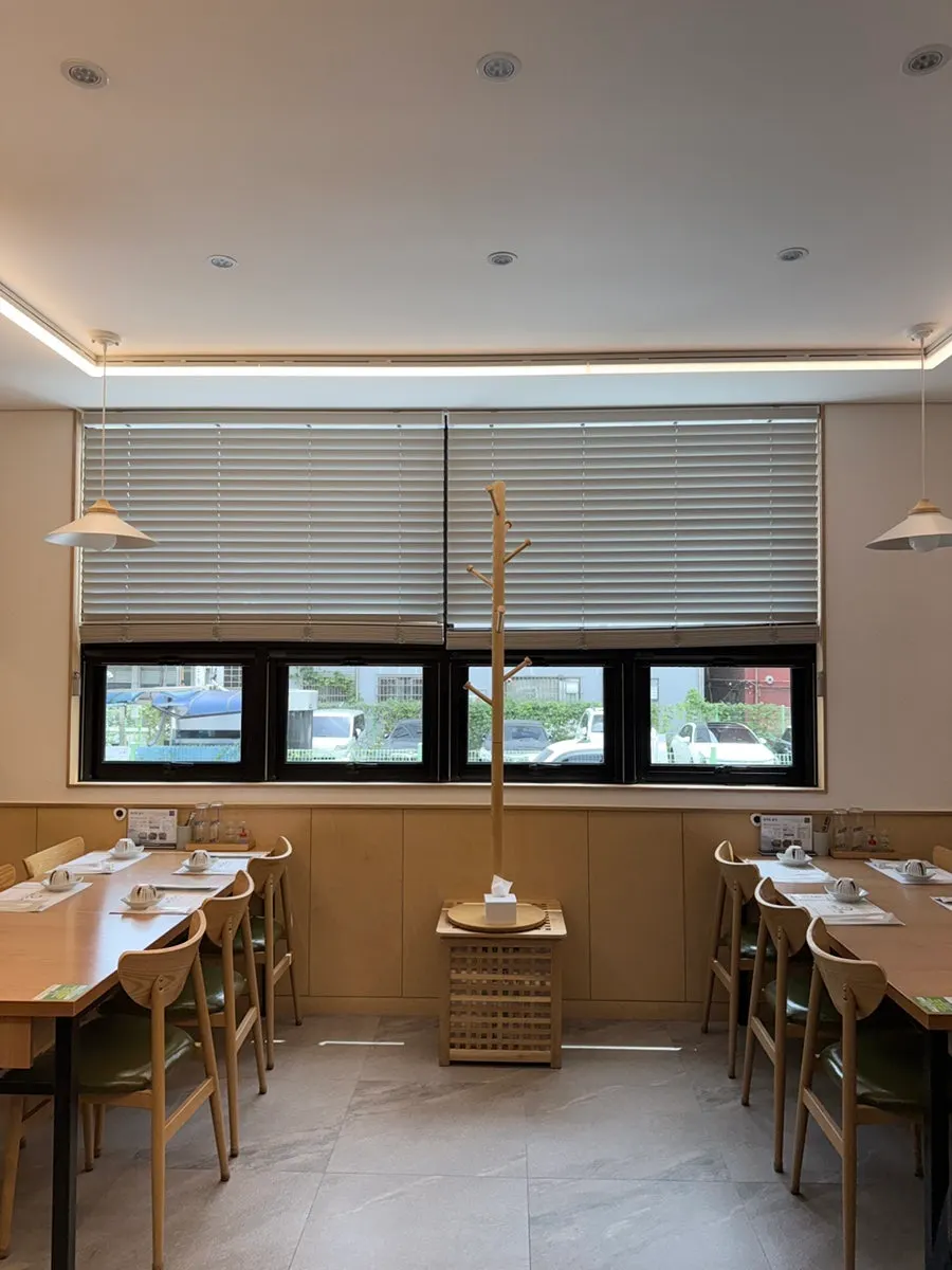 Daedo Jangeo's dining room packed with lunchtime customers