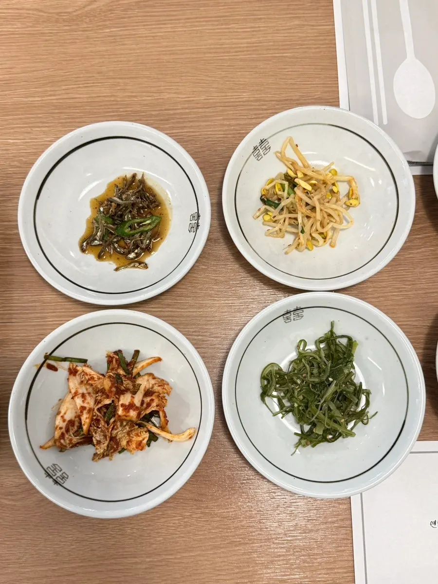 Daedo Jangeo's basic side dish spread